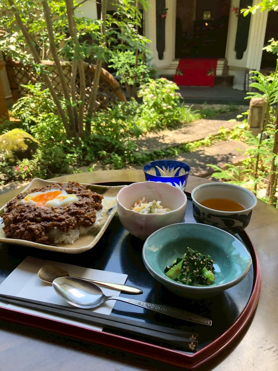 中庭を望む日替わりランチ